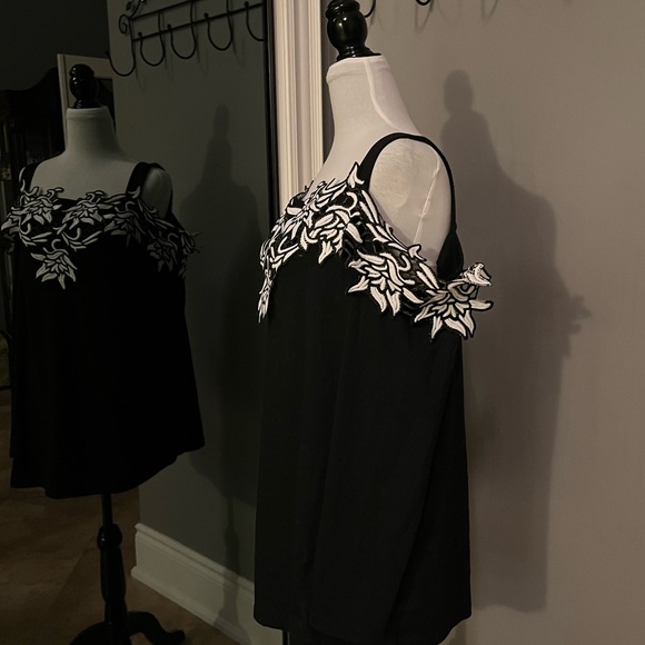 NWOT-Off the Shoulder Tunic Blouse ~Size XL~Cotton-Straps-Black w/White Flowers - Picture 4 of 6